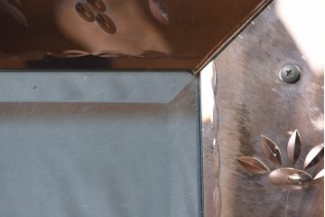 フランスヴィンテージ　フレームに花模様をあしらった縦長のウォールミラー　(R-089373)