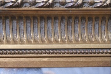 イギリスヴィンテージ　立体感のある装飾が施されたウォールミラー　(R-089380)