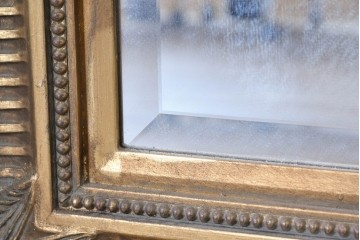 イギリスヴィンテージ　立体感のある装飾が施されたウォールミラー　(R-089380)