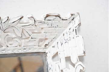 イギリスヴィンテージ　フレームいっぱいに施された繊細な彫刻入りペイントウォールミラー　(R-089381)