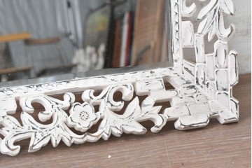 イギリスヴィンテージ　フレームいっぱいに施された繊細な彫刻入りペイントウォールミラー　(R-089381)