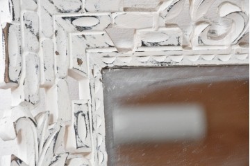 イギリスヴィンテージ　フレームいっぱいに施された繊細な彫刻入りペイントウォールミラー　(R-089381)