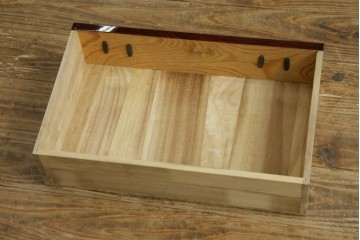 和製ヴィンテージ　高級品　超美品!!　仙台民芸箪笥(仙台箪笥)　漆塗り　牡丹紋様の重厚な金具が美しい木地呂塗りの鏡台　(R-089385)
