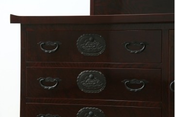 和製ヴィンテージ　高級品　超美品!!　仙台民芸箪笥(仙台箪笥)　漆塗り　牡丹紋様の重厚な金具が美しい木地呂塗りの鏡台　(R-089385)