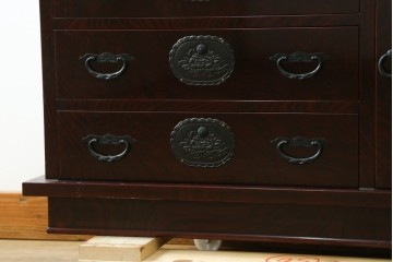 和製ヴィンテージ　高級品　超美品!!　仙台民芸箪笥(仙台箪笥)　漆塗り　牡丹紋様の重厚な金具が美しい木地呂塗りの鏡台　(R-089385)
