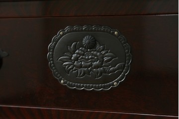 和製ヴィンテージ　高級品　超美品!!　仙台民芸箪笥(仙台箪笥)　漆塗り　牡丹紋様の重厚な金具が美しい木地呂塗りの鏡台　(R-089385)