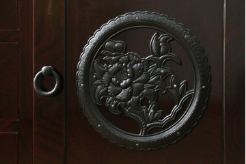 和製ヴィンテージ　高級品　超美品!!　仙台民芸箪笥(仙台箪笥)　漆塗り　牡丹紋様の重厚な金具が美しい木地呂塗りの鏡台　(R-089385)