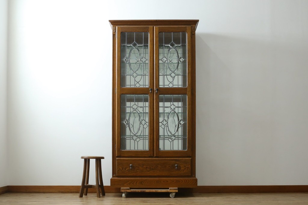 中古　美品　希少モデル　三越家具　COUNTRY HOUSE(カントリーハウス)　Brugge(ブルージュ)　秋山木工製作　装飾ガラスが上品なキュリオケース　(R-089386)