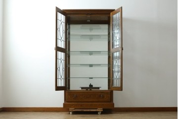 中古　美品　希少モデル　三越家具　COUNTRY HOUSE(カントリーハウス)　Brugge(ブルージュ)　秋山木工製作　装飾ガラスが上品なキュリオケース　(R-089386)