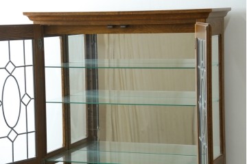 中古　美品　希少モデル　三越家具　COUNTRY HOUSE(カントリーハウス)　Brugge(ブルージュ)　秋山木工製作　装飾ガラスが上品なキュリオケース　(R-089386)