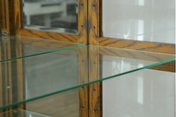 中古　美品　希少モデル　三越家具　COUNTRY HOUSE(カントリーハウス)　Brugge(ブルージュ)　秋山木工製作　装飾ガラスが上品なキュリオケース　(R-089386)