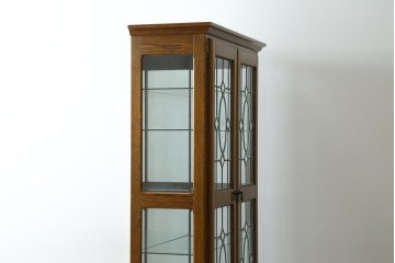 中古　美品　希少モデル　三越家具　COUNTRY HOUSE(カントリーハウス)　Brugge(ブルージュ)　秋山木工製作　装飾ガラスが上品なキュリオケース　(R-089386)