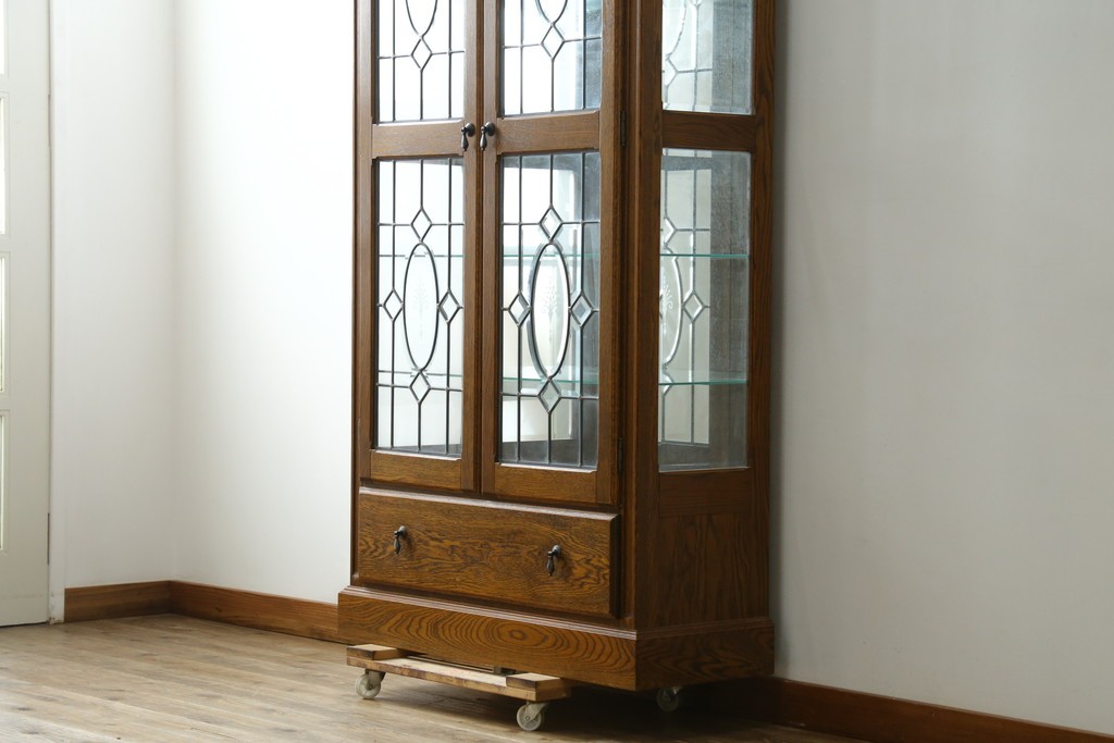 中古　美品　希少モデル　三越家具　COUNTRY HOUSE(カントリーハウス)　Brugge(ブルージュ)　秋山木工製作　装飾ガラスが上品なキュリオケース　(R-089386)