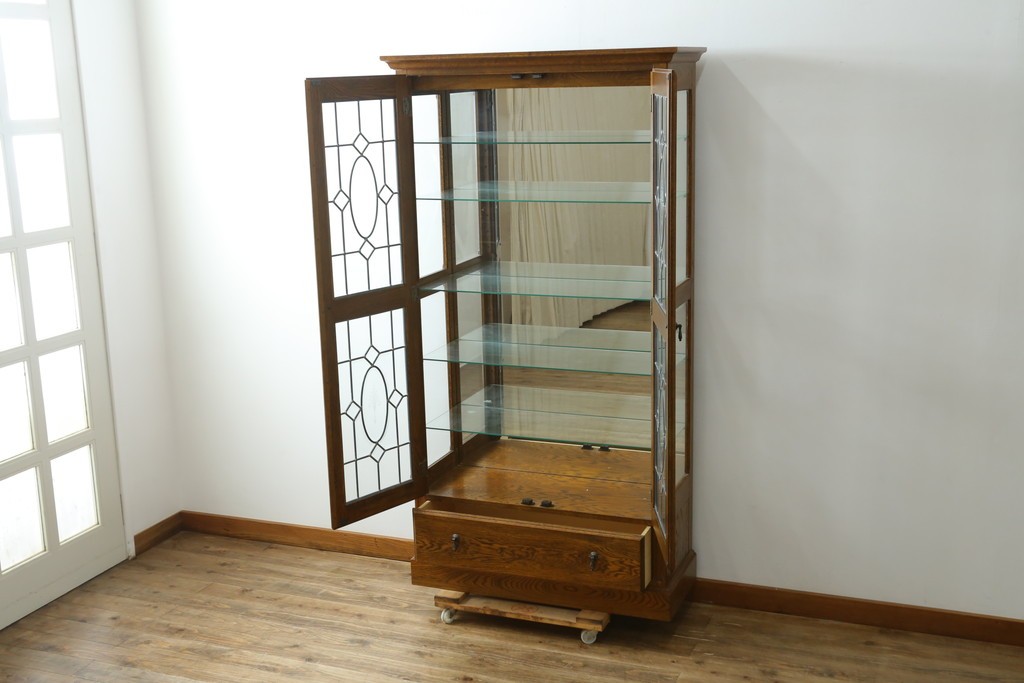 中古　美品　希少モデル　三越家具　COUNTRY HOUSE(カントリーハウス)　Brugge(ブルージュ)　秋山木工製作　装飾ガラスが上品なキュリオケース　(R-089386)