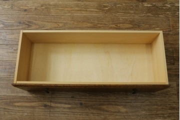 中古　美品　希少モデル　三越家具　COUNTRY HOUSE(カントリーハウス)　Brugge(ブルージュ)　秋山木工製作　装飾ガラスが上品なキュリオケース　(R-089386)