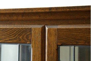 中古　美品　希少モデル　三越家具　COUNTRY HOUSE(カントリーハウス)　Brugge(ブルージュ)　秋山木工製作　装飾ガラスが上品なキュリオケース　(R-089386)