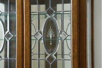 中古　美品　希少モデル　三越家具　COUNTRY HOUSE(カントリーハウス)　Brugge(ブルージュ)　秋山木工製作　装飾ガラスが上品なキュリオケース　(R-089386)