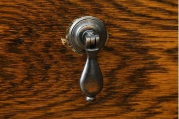 中古　美品　希少モデル　三越家具　COUNTRY HOUSE(カントリーハウス)　Brugge(ブルージュ)　秋山木工製作　装飾ガラスが上品なキュリオケース　(R-089386)