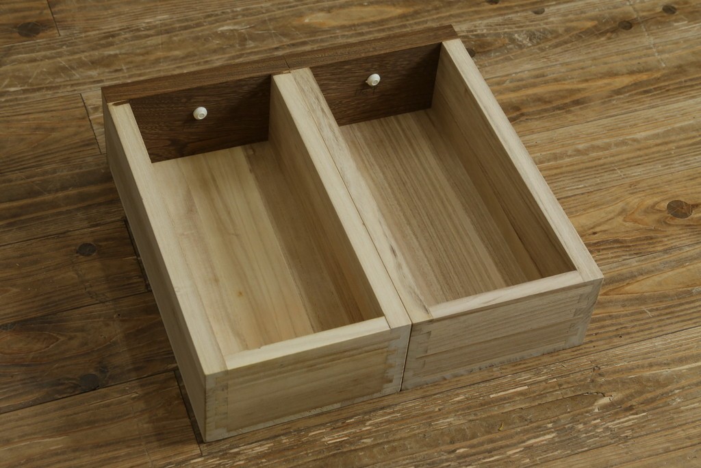 中古　美品　ニレ材　木目が美しい水屋箪笥　(R-089388)