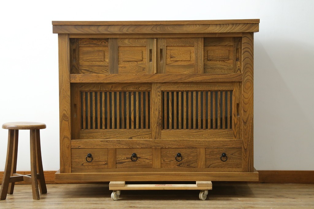 中古　美品　ニレ材　水屋箪笥上段　格子戸が趣を添える戸棚　(R-089389)