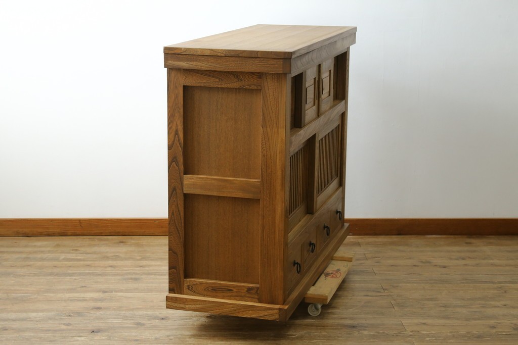 中古　美品　ニレ材　水屋箪笥上段　格子戸が趣を添える戸棚　(R-089389)