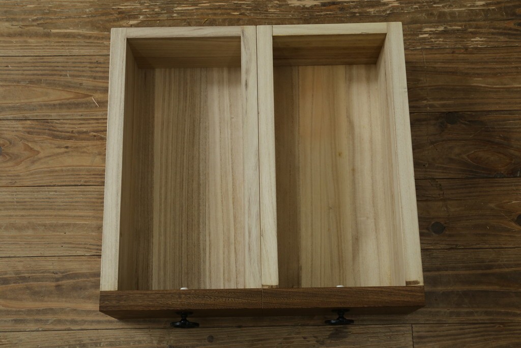 中古　美品　ニレ材　水屋箪笥上段　格子戸が趣を添える戸棚　(R-089389)