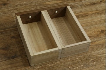 中古　美品　ニレ材　水屋箪笥上段　格子戸が趣を添える戸棚　(R-089389)