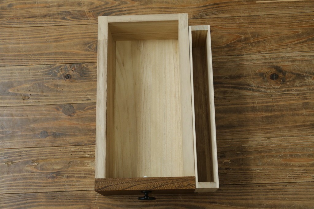 中古　美品　ニレ材　水屋箪笥上段　格子戸が趣を添える戸棚　(R-089389)