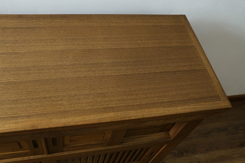 中古　美品　ニレ材　水屋箪笥上段　格子戸が趣を添える戸棚　(R-089389)