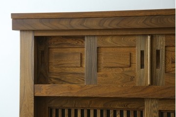 中古　美品　ニレ材　水屋箪笥上段　格子戸が趣を添える戸棚　(R-089389)
