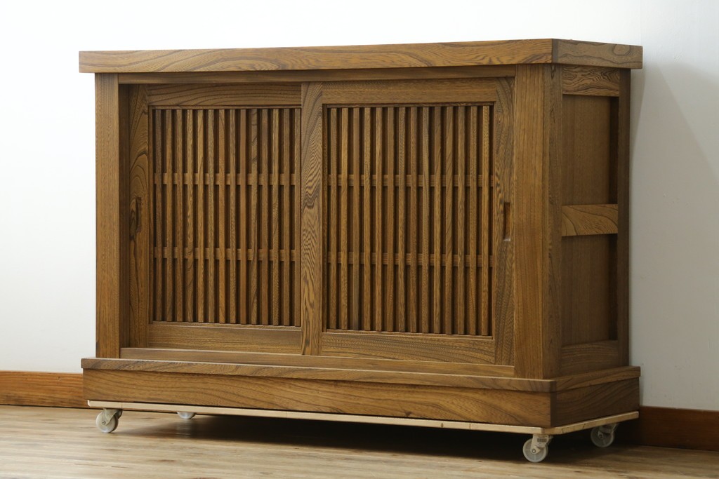 中古　美品　ニレ材　水屋箪笥下段　格子戸が上品な戸棚　(R-089390)