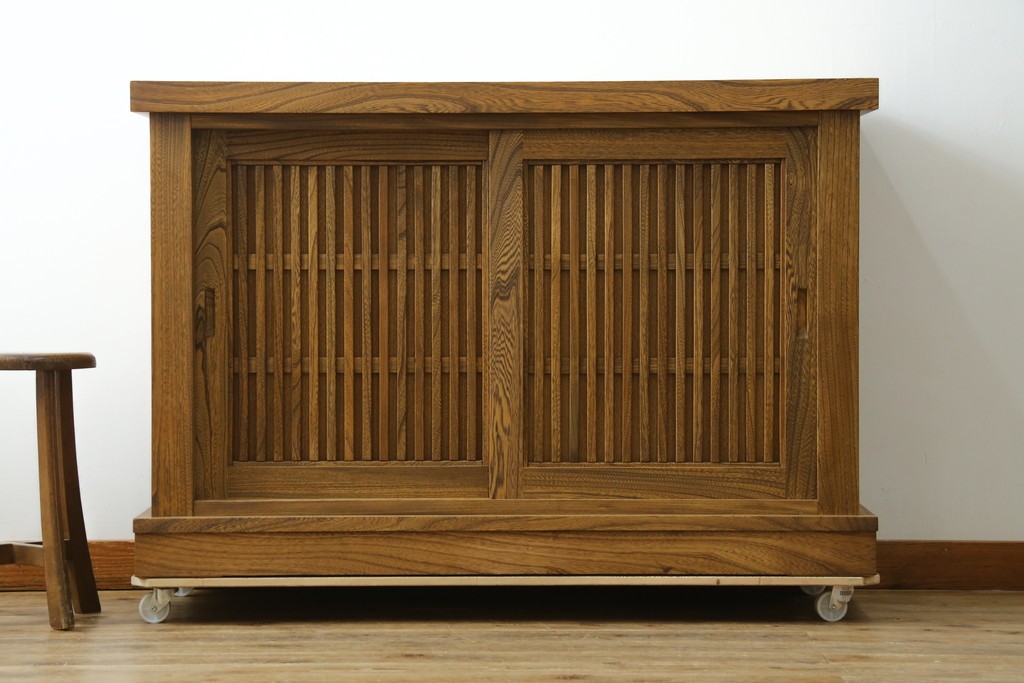 中古　美品　ニレ材　水屋箪笥下段　格子戸が上品な戸棚　(R-089390)