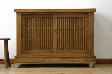 中古　美品　ニレ材　水屋箪笥下段　格子戸が上品な戸棚　(R-089390)