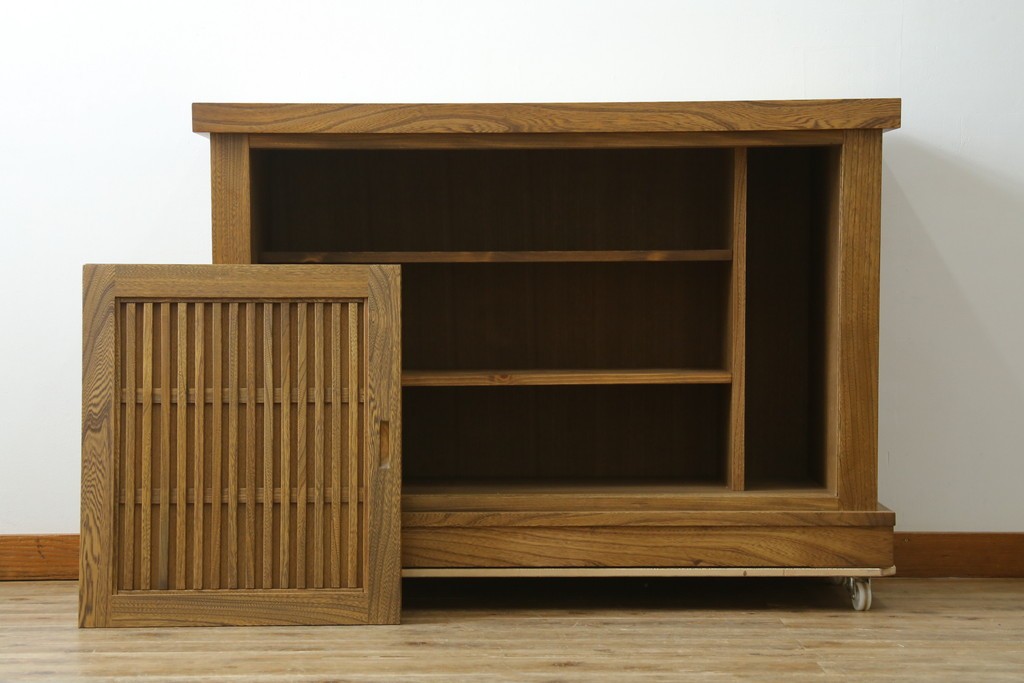 中古　美品　ニレ材　水屋箪笥下段　格子戸が上品な戸棚　(R-089390)