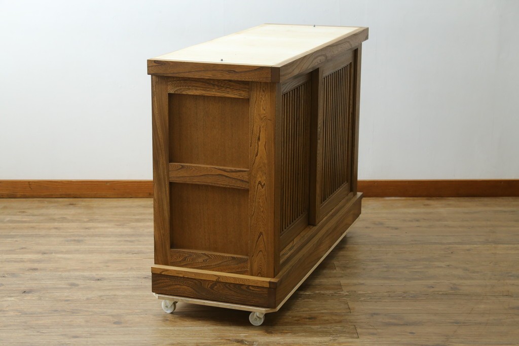 中古　美品　ニレ材　水屋箪笥下段　格子戸が上品な戸棚　(R-089390)
