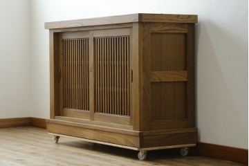 中古　美品　ニレ材　水屋箪笥下段　格子戸が上品な戸棚　(R-089390)
