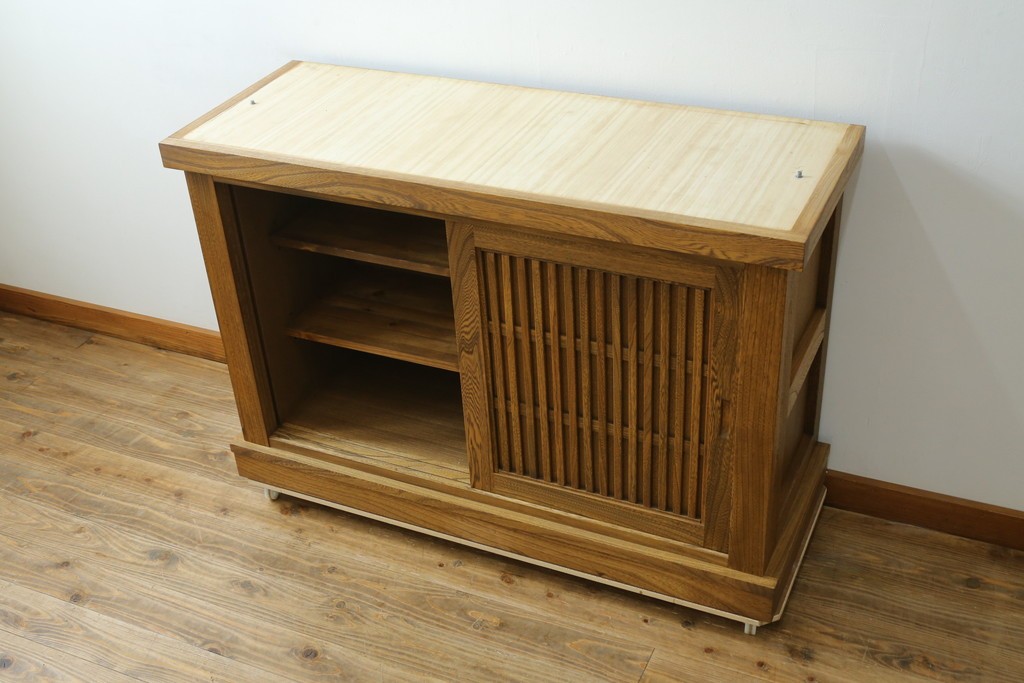中古　美品　ニレ材　水屋箪笥下段　格子戸が上品な戸棚　(R-089390)
