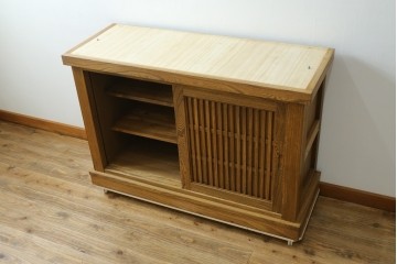 中古　美品　ニレ材　水屋箪笥下段　格子戸が上品な戸棚　(R-089390)
