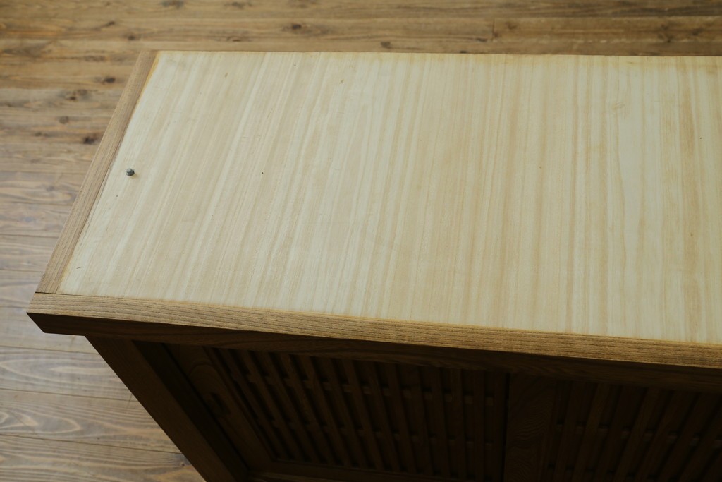 中古　美品　ニレ材　水屋箪笥下段　格子戸が上品な戸棚　(R-089390)