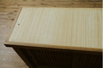 中古　美品　ニレ材　水屋箪笥下段　格子戸が上品な戸棚　(R-089390)