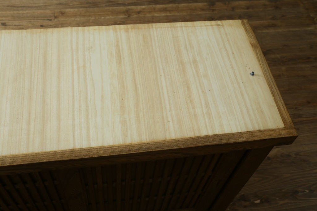中古　美品　ニレ材　水屋箪笥下段　格子戸が上品な戸棚　(R-089390)