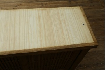 中古　美品　ニレ材　水屋箪笥下段　格子戸が上品な戸棚　(R-089390)