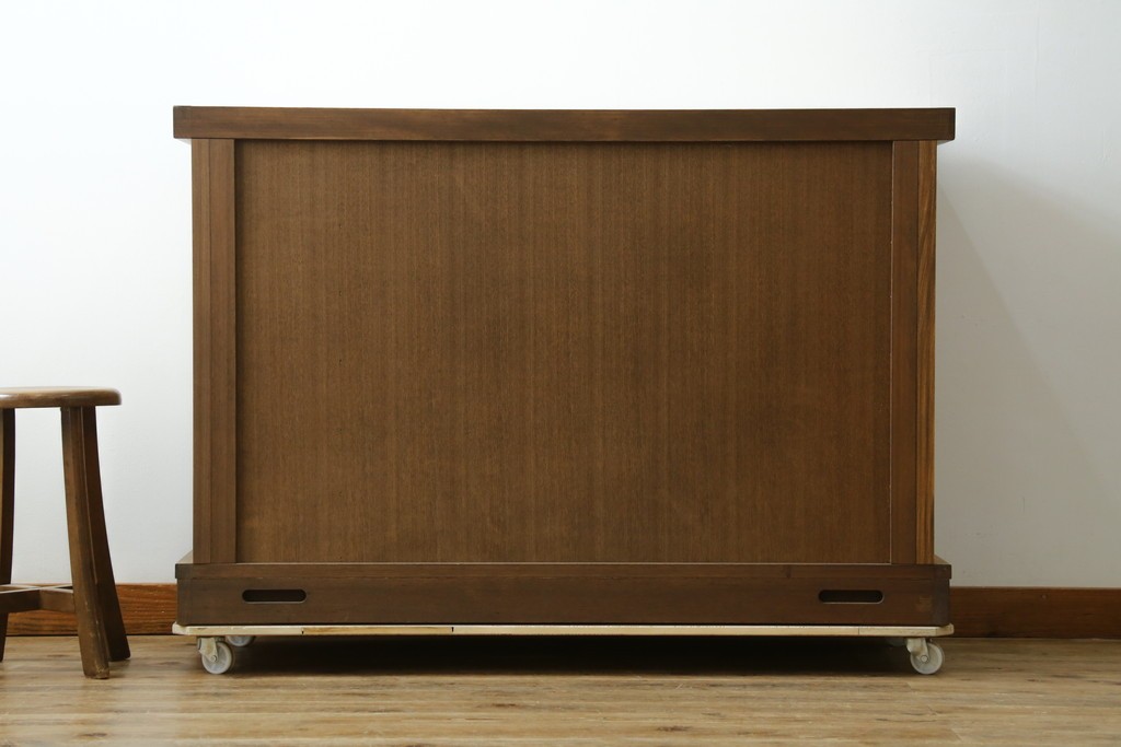 中古　美品　ニレ材　水屋箪笥下段　格子戸が上品な戸棚　(R-089390)