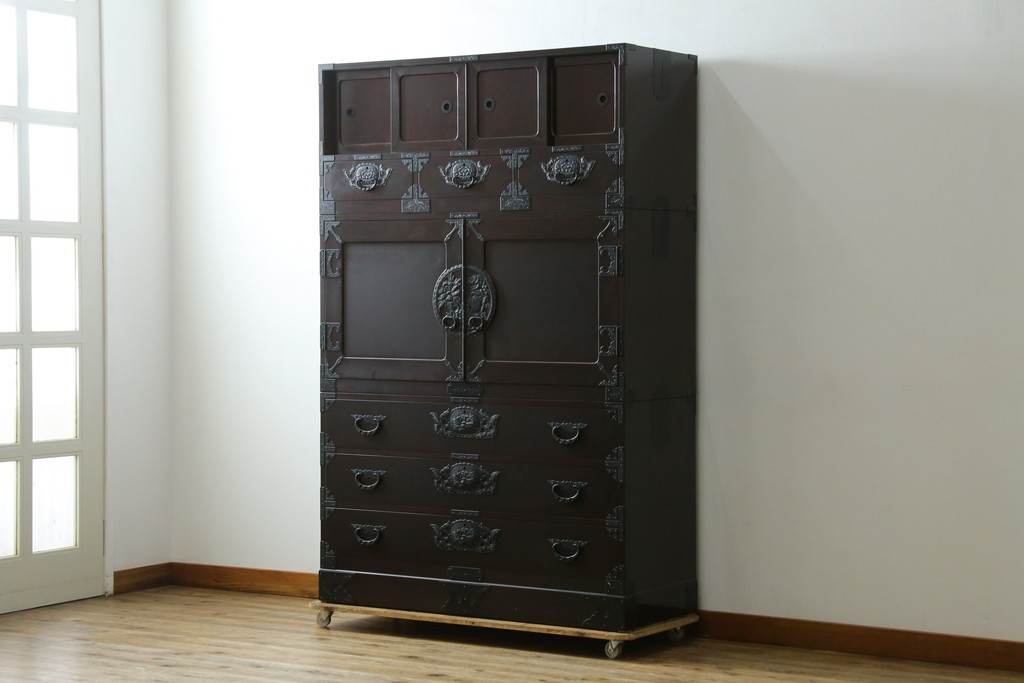 中古　最高級!　前面欅(ケヤキ)材　総漆塗り(木地呂塗り)　渡辺家具店製　牡丹と獅子の金具が目を引く重ねの仙台箪笥　(R-089391)