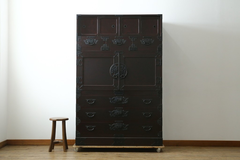 中古　最高級!　前面欅(ケヤキ)材　総漆塗り(木地呂塗り)　渡辺家具店製　牡丹と獅子の金具が目を引く重ねの仙台箪笥　(R-089391)