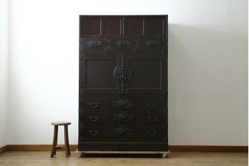 中古　最高級!　前面欅(ケヤキ)材　総漆塗り(木地呂塗り)　渡辺家具店製　牡丹と獅子の金具が目を引く重ねの仙台箪笥　(R-089391)