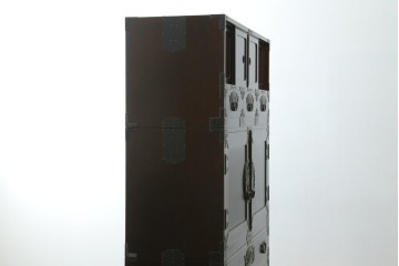 中古　最高級!　前面欅(ケヤキ)材　総漆塗り(木地呂塗り)　渡辺家具店製　牡丹と獅子の金具が目を引く重ねの仙台箪笥　(R-089391)