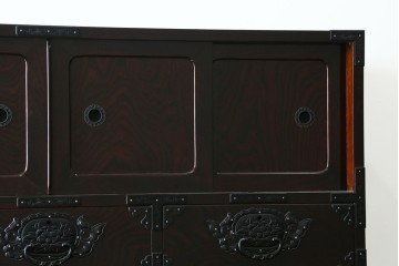 中古　最高級!　前面欅(ケヤキ)材　総漆塗り(木地呂塗り)　渡辺家具店製　牡丹と獅子の金具が目を引く重ねの仙台箪笥　(R-089391)