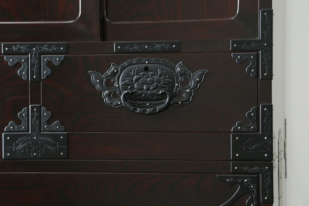 中古　最高級!　前面欅(ケヤキ)材　総漆塗り(木地呂塗り)　渡辺家具店製　牡丹と獅子の金具が目を引く重ねの仙台箪笥　(R-089391)