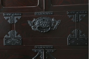 中古　最高級!　前面欅(ケヤキ)材　総漆塗り(木地呂塗り)　渡辺家具店製　牡丹と獅子の金具が目を引く重ねの仙台箪笥　(R-089391)